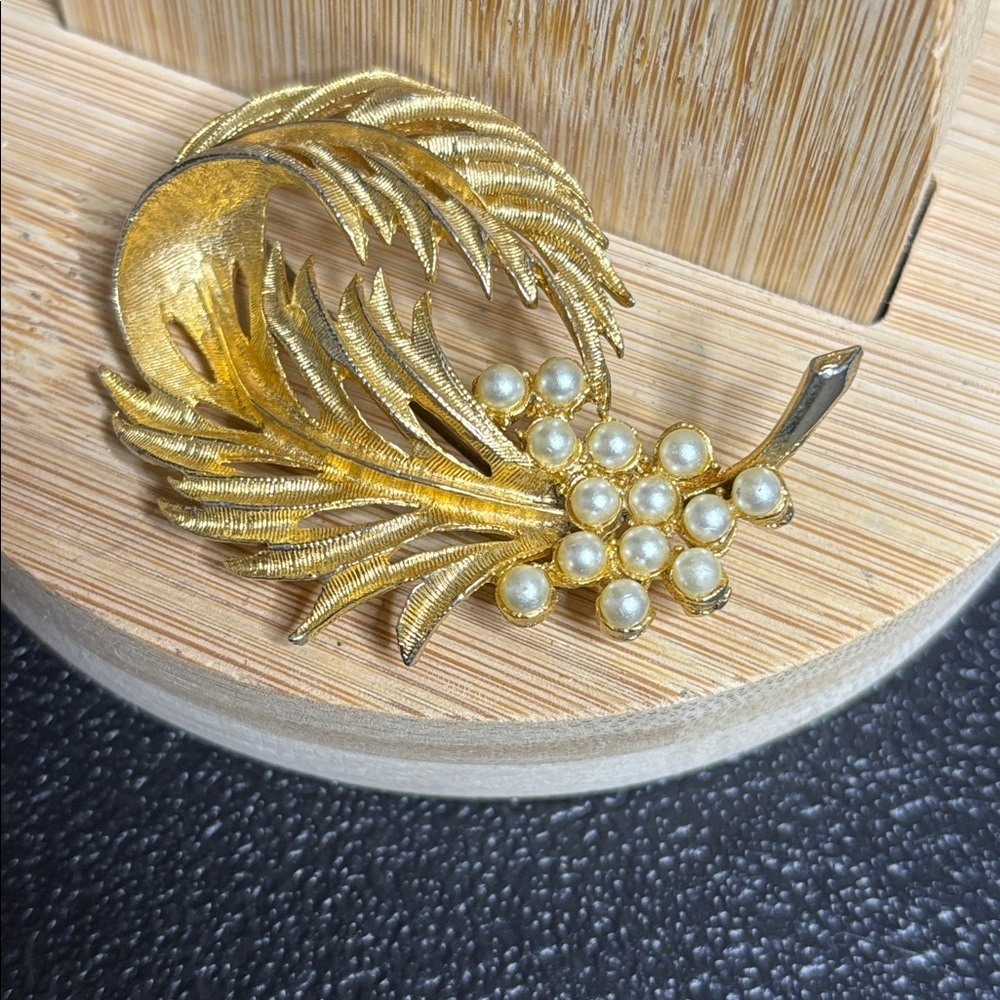 Elegant VINTAGE Gold Leaf Brooch with Pearls